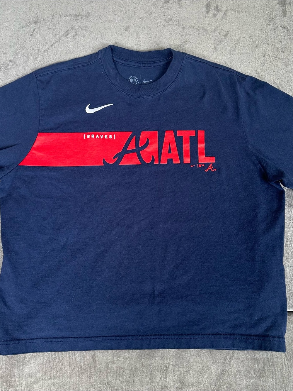 Nike Women’s Navy and Red ATL Braves Cropped Graphic Tee Size Medium